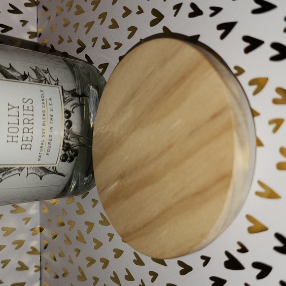 Brand New Scentsational Holly Berries Candle - Picture 5 of 6